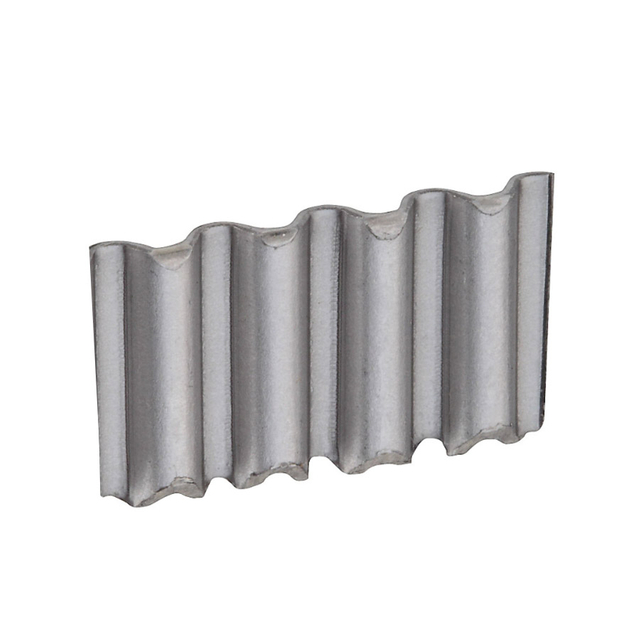 Apat na pahilig na corrugated fasteners